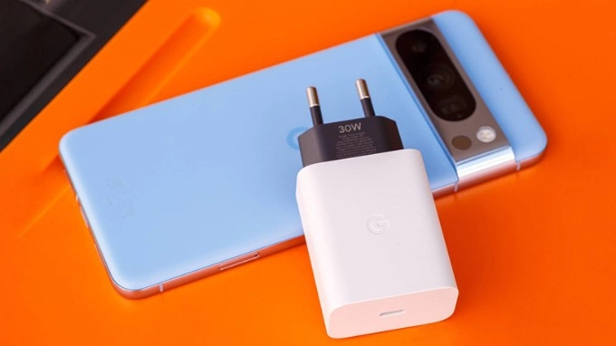 Pixel 8 Pro với pin 5050mAh và sạc nhanh 30W, đảm bảo sử dụng thoải mái cả ngày.
